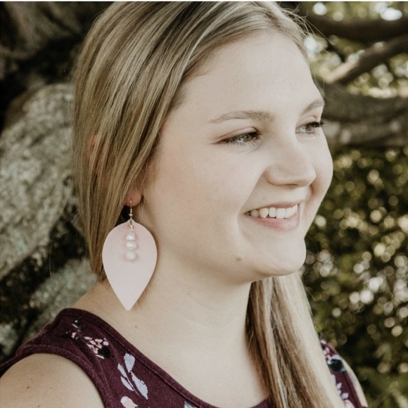Leather leaf earrings - Picture 2 of 5